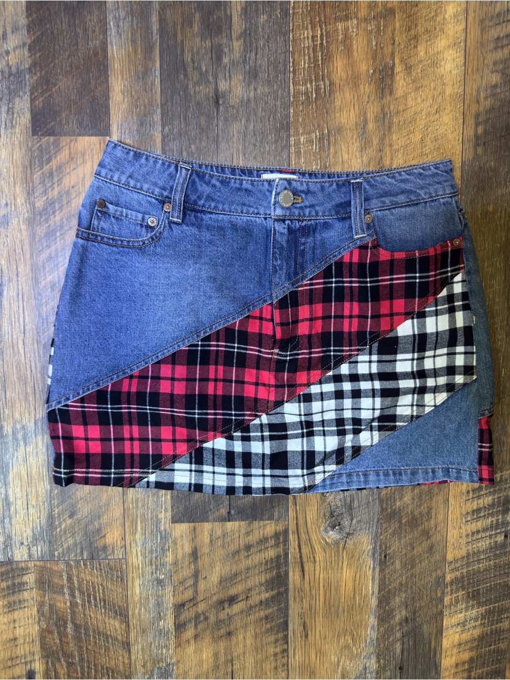 Alice + Olivia Lisanne spiral denim mini skirt size 28